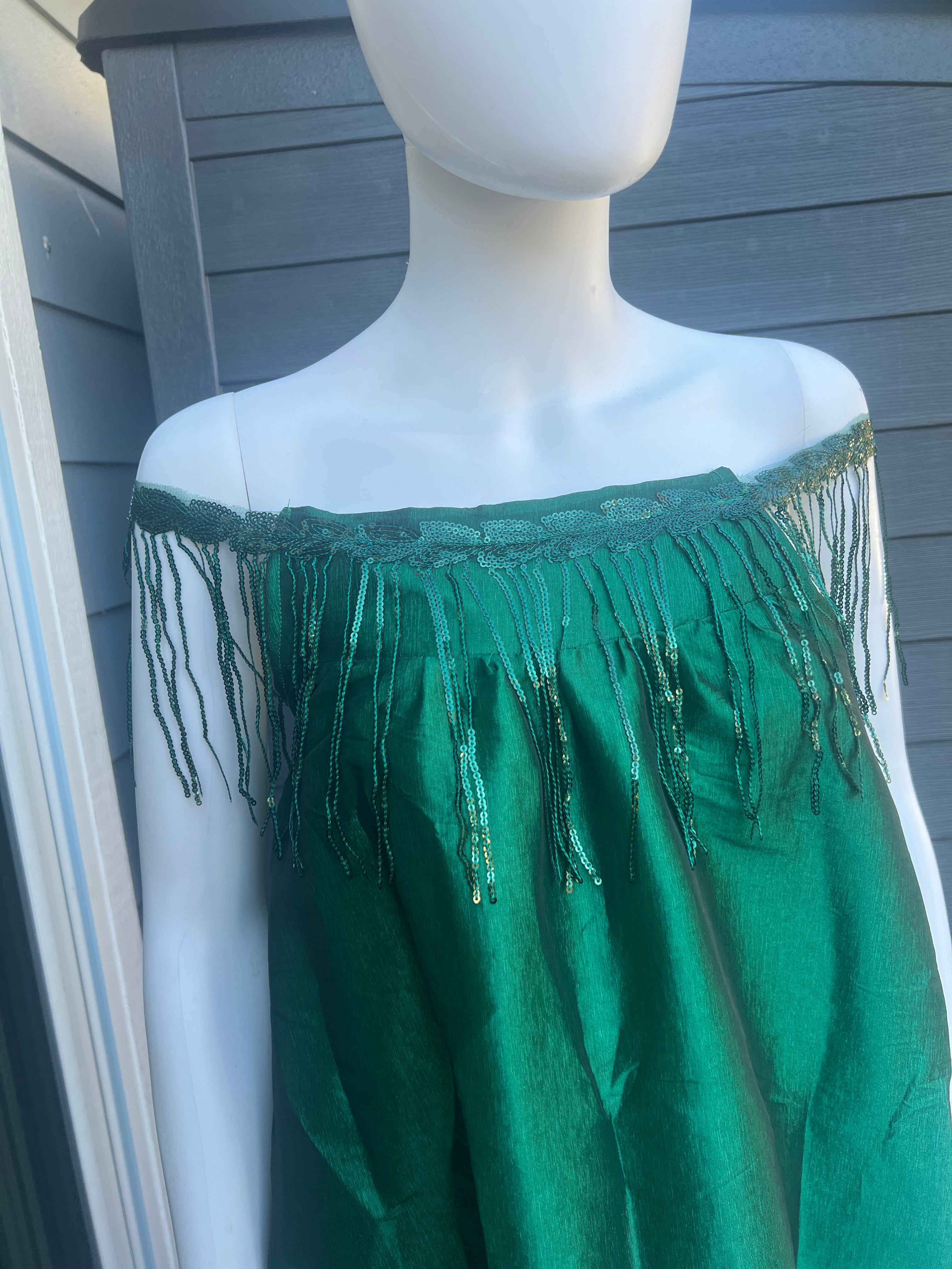 mini african kaba sewn with taffeta and jacquard. this kaba is worn by a pretty model